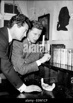 Jean Marais und einem Freund ein Buch aus dem Regal auswählen Stockfoto