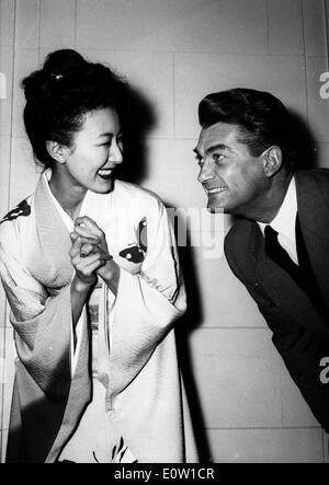 Schauspieler Jean Marais überraschend eine asiatische Frau Stockfoto