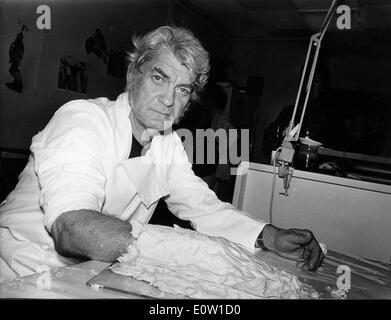 Schauspieler Jean Marais mit verputzten arm Stockfoto