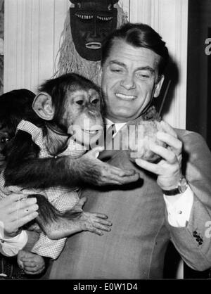 Schauspieler Jean Marais mit einem Schimpansen Stockfoto