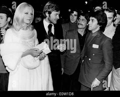 Schauspielerin Virna Lisi mit Freunden bei einer Filmpremiere Stockfoto