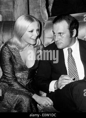 Schauspielerin Virna Lisi sitzen mit ihrem Ehemann Franco Pesci Stockfoto