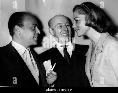 Schauspieler Alec Guinness und Lauren Bacall chat Stockfoto