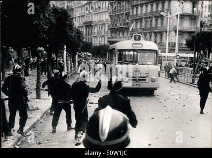 11. November 1960 - Krawalle Gregory Tag in Algier. Das Foto zeigt Demonstranten nehmen Zuflucht hinter einem Obus gesehen schlagender Sicherheit Truppen mit rockt die letztere zurückgeworfen auf die Randalierer. Stockfoto