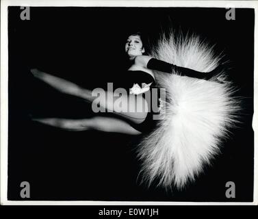 11. November 1960 - probt Zizi Jeanmaire für Londoner Saison. Französische Tänzerin Zizi Jeanmaire probte für die erste Londoner Saison Revue Entertainment '' Tour de Chant'', die das Gefühl von Paris war. Auch werden in das Programm die Ballett-Uraufführung der "Regen" - basierend auf dem Roman von Somerset Maughan. Keystone-Fotoshows: - Zizi Jeanmaire gesehen während der Proben, tragen eine £700 treiben Federbusch Federn gemacht. Stockfoto