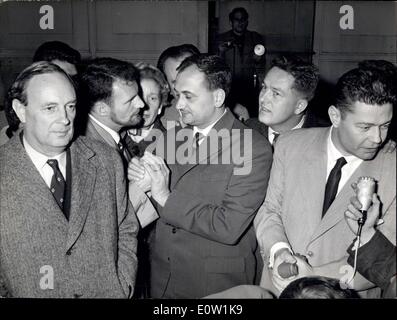 18. November 1960 - Barrikaden-Studie: mehr verstorbenen befreit: Foto zeigt Lagaillarde links im ernsten Gespräch mit Dr. Perex als Stockfoto