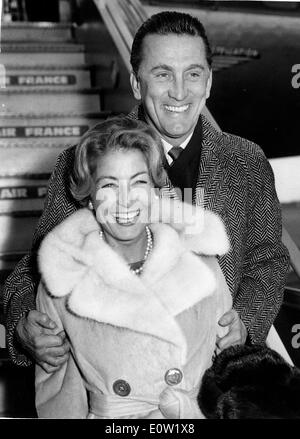 Schauspieler Kirk Douglas und Frau Annie kommen in London Stockfoto