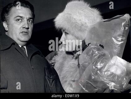 6. Dezember 1960 - italienische Film Director kommt In London: Frederico Fellini - der Regisseur von "La Dolce Vita" der Film, erschüttert und schockiert Rom - kam in London gestern - mit unter anderem - Yvonne Furneaux ein Star des Films... Der Film soll 300.000 - gekostet haben und hat 11/2 Millionen allein in Italien. Foto zeigt: Frederico Fellini und Yvonne Furneaux - am Londoner Flughafen gestern Stockfoto