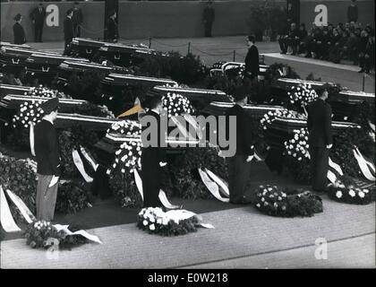 12. Dezember 1960 - Gedenkveranstaltung für die Opfer der Flugzeugkatastrophe: In einer Halle der Ausstellungspark in München, nicht einmal 1000 Stockfoto