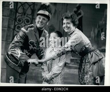 2. Februar 1961 - '' The Music Man'' Rehearsal.: Zwölf Jahre alten Gillian Martindale aus Norbury, wer macht ihr Bühnendebüt in '' The Music Man'', probte in der Adelphi Theater heute mit führender Mann Van Johnson(''Professor'' Harold Hill) und Patricia Lambert (Marian Paroo). Gillian spielt Gracie Shinn, ein singen, tanzen und Rolle zu sprechen. Sie hat beruflich tätig seit sie sechs in Filmen war. Sie ist spätestens '' Blue Murder am St. Trinians'' Stockfoto