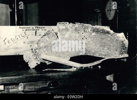 Februar 02, 1961 - bleibt, dass von ''weißen Vogel'' durch die französischen Experten untersucht werden konnte. Bleibt in der Casco Bay aus Portland (USA) und das gedacht zu sein, gehörte zu den "weißen Vogel'' (die Pl, auf die sich die französischen Flieger Nungesser und Coli versuchte, den Atlantik von Paris nach New York zu Überqueren der tes kann werden von den Experten der französischen Air  von der französischen Botschaft in einer diplomatischen Villen Washington versendet sie in Paris angekommen untersucht werden. Foto zeigt die abgebildete an der Luft Ministerium bleibt finden Stockfoto