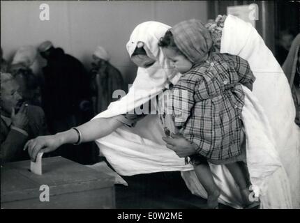 1. Januar 1961 - Referendum: Erste Abstimmung im algerischen Dörfer: Referendum stimmen heute in Algerien Dörfern begann. Foto zeigt eine Muselmanin Abstimmung bei Camp Du Marechal im Bereich Tiaret. Stockfoto