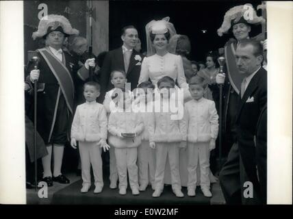 1. Januar 1961 - Prinzessin Murat Weds: Anne-Marie Murat, Tochter von Prinz Murat, verheiratete Alain Guillaume, Sohn des ehemaligen belgischen Botschafters in Paris, in Paris heute. Das Foto zeigt das Paar mit Seiten nach der Hochzeit. Stockfoto