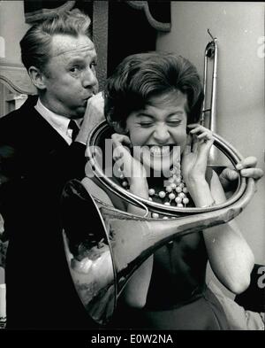 01. Jan. 1961 - Fan-Fare..Pat Lambert zum Star mit Van Johnson 'Musik-Mann' - nach London zu kommen: Pat Lambert war einst ein lnky Schulmädchen, das den Schauspieler Van Johnson vergöttern sollte. Jetzt soll sie mit ihm spielen, Pat, 26 Jahre alt, und 44 Jahre alt.Van Johnson wird in "The Music man" - der amerikanischen Show, die am 16. März in London eröffnet wird - zusammen fangen.Pat, der aus London kommt, war schließlich nach vier Vorspielen. Sie werden hier gesehen, wie sie einen Punkt von 'Musik Spaß' haben. Stockfoto