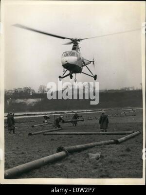 1. Januar 1961 - Pipeline-Betrieb. Experimentieren Sie mit dem Hubschrauber über die Sümpfe von Kent.: ein Experiment war Hubschrauber über die Themse Sümpfe am Cliffo, in der Nähe von Gravesond, Kent mit der Verlegung von Stahl-Rohr-mit Hilfe eines Hubschraubers durchgeführt. Eine halbe Meile von 8'' nominal trug Hocker Rohr, aus 100 Flansch Längen - jeweils 20' lang und mit einem Gewicht von 4 Cwt. Die Aufgabe wurde von einem British United Airways Pfeifente - pilotiert von Ex-Navy-Piloten Mike Perkis durchgeführt. Der Auftrag - die normalerweise zehn bis vierzehn Tage dauern würde - war heute in wenigen Stunden abgeschlossen. Stockfoto