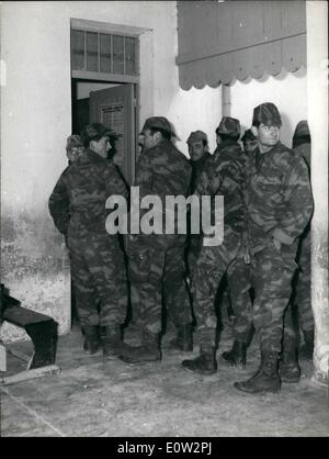 1. Januar 1961 - Referendum: Abstimmung In Algerien OPS: eine Gruppe von französischen Fallschirmspringer vor einem Wahllokal in der Nähe von Algier stationiert. Stockfoto