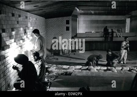 2. Februar 1961 - Vorschau der Prozess gegen Adolf Eichmann in Jerusalem: Arbeitnehmer letzten Schliff in die Halle, wo der Prozess stattfinden wird. Eichmanns Schachtel mit Panzerglas stehen auf die Links im Vordergrund der Bühne. Stockfoto