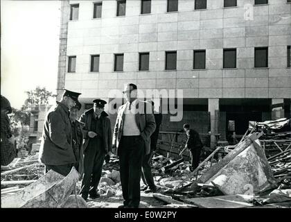 2. Februar 1961 - Vorschau der Prozess gegen Adolf Eichmann in Jerusalem: Chef der Polizei Joseph Nahmias Nahmias - links - auf eine in Stockfoto