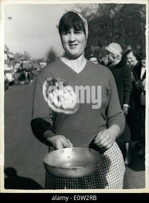 2. Februar 1961 - jährliche Fastnacht Rennen in Olney - Dollar. Zweiter Sieg für Carol Vorley: Das traditionelle Fastnacht-Rennen fand heute in Olney, Bucks. Die Frauen von Olney konkurrierten gegen ein Team mit Liberal, Kansas, USA Für das zweite Jahr in Folge die. Foto zeigt, dass einer der Teilnehmer die Pfannkuchen - während der Veranstaltung in Olney heute wirft. Stockfoto