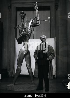 1. Januar 1961 - Werke von russischen geborene Bildhauer - ON SHOW IN LONDON. Dreiundachtzig Exponate nach Russland Ossip Zadkine -, soll einer der größten modernen Bildhauer des Tages - geboren werden in der Tate Gallery in London gezeigt. Dies ist die erste große Ausstellung seiner Werke hier - aber sie haben gesehen, in New York und Paris etc... Die Ausstellung zeigt seine Fortschritte als Bildhauer von 1954 bis zur Gegenwart. Keystone-Fotoshows: - Ossip Zadkine der Bildhauer mit '' Orpheus'' - eine Skulptur in Bronze - in der Tate Gallery. Dies ist ein Beispiel für sein späteres Werk - und mehr als sechs Fuß hoch ist. Stockfoto