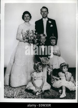 01. Januar 1961 - Hochzeit von Prinzessin Astrid - in Oslo.: Prinzessin Margaret vertrat S.M. die Königin bei der Hochzeit in der Asker-Kirche, in der Nähe von Oslo - von Prinzessin Astrid von Norwegen zu Herrn Johan Martin Ferner. Foto zeigt die Braut und den Bräutigam für die Kamera in Skangum - der königlichen Residenz. Nach der Hochzeit. Sie sind mit den Brautpaten Haaken  und Inger Charlotte Ferner (Mitte) mit Ingeborg Lorentzen und Ellen Ragnhild Ferner. Stockfoto