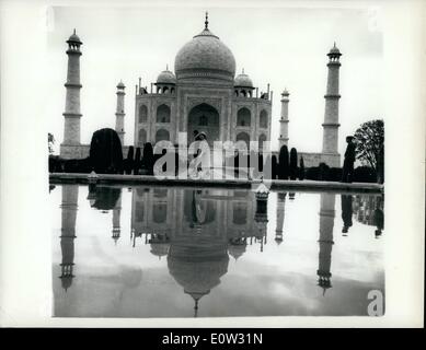 1. Januar 1961 - königliche indische Reise: Königin und Duke Besuch das Taj Mahal. HM die Königin und der Duke of Edinburgh machte ihren ersten Besuch in der berühmten Taj Mahal - das Heiligtum von Agra. Foto zeigt die Königin und des Herzogs, ein Spaziergang durch die Gärten des Taj Mahal. Die perfekte Reflexion des Taj Mahal sehen in den Pool. Stockfoto