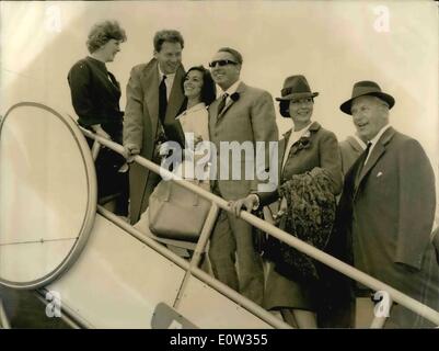 März 03, 1961 - Cannes Film Festival öffnet seine Türen in der Nacht: Das Cannes International Film Festival eröffnen offiziell seine Tür heute Abend mit der Präsentation der amerikanischen Film von Otto Preminger' 'Exodus'' und ''Soi eede Gala'', mehr als so Persönlichkeiten, Stars, Schauspieler und Schauspielerinnen werden erwartet. Foto zeigt verlassen zu Tag Flughafen Orly für Cannes sind von links nach rechts, dem französischen Schauspieler Jean Pierre Aumont, seine Frau, Marisa Pavan. Links Berühmte Charles Trenet, Quark Jurgens und seine Frau Simone Bicheron. Stockfoto