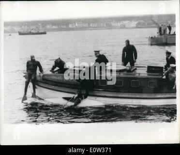 3. März 1961 - Demonstranten als Polaris-u-Boote kommt Holy Loch: 6700 Tonnen amerikanischen Polaris-u-Boot Patrick Henry in der Holy Loch, Firth of Clyde heute angekommen und neben der u-Boot-Depot-Schiff '' Proteus'' gefesselt. Bei der Ankunft wurde sie von der Royal Navy und Demonstranten in kleinen Boot bejubelt wurde ausweichen, vier Marine mit der Polizei im Board startet. Nach 11 Minuten war das Boot kenterte und seine Insassen mussten durch Marine Froschmänner aus dem Wasser gefischt werden. Foto zeigt ein Demonstrator aus dem Wasser gefischt, nach seinem Kanu in die Heiligen Sperre gekentert war. Stockfoto