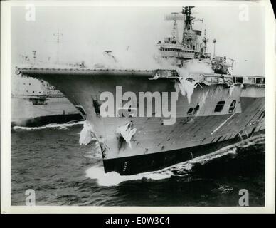 3. März 1961 - vereiste Arche: Storm-Tossed Tanker: H.N.S. Ark Royal, 50.000 Tonnen, Großbritanniens größte Flugzeugträger, führt Kälte fliegenden Studien in der Davisstraße westlich von Grönland, nach was sie besucht die USA (New York City) auf dem Weg zurück nach Großbritannien. Abgebildet ist Eis dekorieren ihr Überbau während Dampf aus ihrem Katapult und die Abgase von ihrem Jet-Flugzeuge produzieren einen Nebel auf Deck. Stockfoto