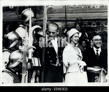 8. Mai 1961 - Königin Arrives in Florenz: HM The Queen und der Duke of Edinburgh erhielt eine tolle Begrüßung bei der Ankunft in Florenz gestern - von Venedig. Das Foto zeigt HM The Queen, umgeben von Beamten- und bunten gepanzerten Wachen während der offiziellen Begrüßung - bei der Ankunft in Venedig. Stockfoto