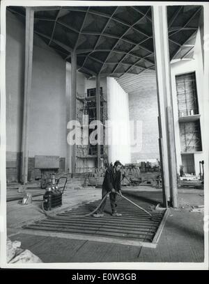 24. Mai 1961 - drücken Sie die Aussicht auf neue Coventry Kathedrale Fortschritt... Reinigung elektrischer Fußbodenheizung. Mitglieder der Presse besucht Coventry Cathedral in Verbindung mit der Konferenz am Mittwoch 24.. Mai - ein Jahr vor den Gebäuden Weihe... Gerüst wird im Inneren des Gebäudes, die architektonische Pracht zu offenbaren entfernt... Keystone-Fotoshows: - ein Mann bei Arbeit Vakuum Reinigung der Rohre, die kennzeichnend für die elektrische Fußbodenheizung System - in der neuen Kathedrale von Coventry. Stockfoto