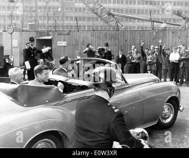 Präsident John F. Kennedy Blätter für Admiralty House Stockfoto