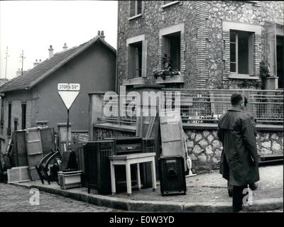 6. Juni 1961 - zehn getötet In Paris Vororten Erdrutsche: zehn Menschen wurden getötet und viele verletzt in dem Erdrutsch verursacht den Zusammenbruch der kehligen Häuser in Clamart im Süden westlichen Stadtrand von Paris. Foto zeigt Möbel eines hastig evakuiert Häuser im Bereich Erdrutsch aufgestapelt auf dem Bürgersteig. Stockfoto