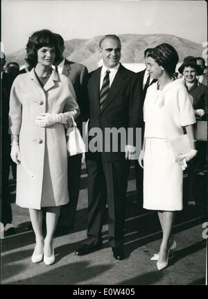 6. Juni 1961 - Frau Kennedy Arrives in Athen: Frau Jacqueline Kennedy, Frau des Präsidenten der Vereinigten Staaten kam gestern für einen privaten Urlaub in Athen. Sie wurde bei ihrer Ankunft begrüßt den griechischen Premier, Herrn Karamanlis. Das Foto zeigt Mrs. Kennedy, mit Herrn Kar Manlis, begrüßten sie - bei ihrer Ankunft in Athen gestern gesehen. Stockfoto