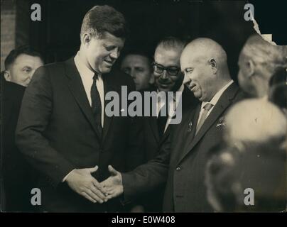 6. Juni 1961 - Präsidenten Kennedy und Chruschtschow Meet Mr. '' Es ausdrückte, Chum'': Präsident John Kennedy der Vereinigten Staaten begrüßte Herr Kruschev mit einem Händeschütteln - als der russische Staatschef in der Botschaft der Vereinigten Staaten, die ihre Gespräche heute Nachmittag (Samstag) in Wien ankam. Foto zeigt Präsident Kennedy und Herr Kruschev Hände schütteln bei der US-Botschaft in Wien heute. Stockfoto