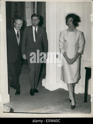 6. Juni 1961 - Mittagessen Präsident und Mrs. Kennedy im Admiralty House. und Premierminister Macmillan sprach zusammen seit einiger Zeit im Admiralty House heute Morgen und sie kamen später zum Mittagessen - Jacquelin Kennedy und andere. Foto zeigt Premierminister Macmillan-- und Frau Jacqueline Kennedy - Admiralty House - vor dem Mittagessen heute Nachmittag. Stockfoto