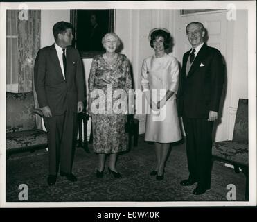 6. Juni 1961 - die Kennedys Mittagessen im Admiralty House: Präsident John F. Kennedy der Vereinigten Staaten (links) und Frau Jacqueline Kennedy (zweiter von rechts) Stand posiert mit ihren Gastgebern, Premierminister Harold Macmillan und Lady Dorothy Macmillan im Admiralty House, London, heute, 5. Juni, kurz bevor das Mittagessen von der Macmillans zu Ehren der Kennedys gegeben. Der Präsident zahlt einen kurzen informellen Besuch nach London nach seinen Gesprächen mit Herrn Chruschtschow In Wien. Stockfoto