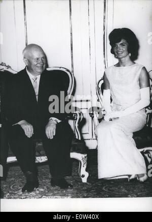 6. Juni 1961 - The First Lady der USA und der mächtigste Mann der UdSSR: am Abend des 3. Juni gab der Bundespräsident von Österreich, Adolf Scharf, ein Gala-Dinner zu Ehren von Präsident Kennedy und Premierminister Kruschev mit ihren Ehefrauen im Schloss Schönbrunn in Wien. Unser Bild zeigt Frau Jackie Kennedy im Gespräch mit dem sowjetischen Ministerpräsidenten Nikita Krushchev. Stockfoto