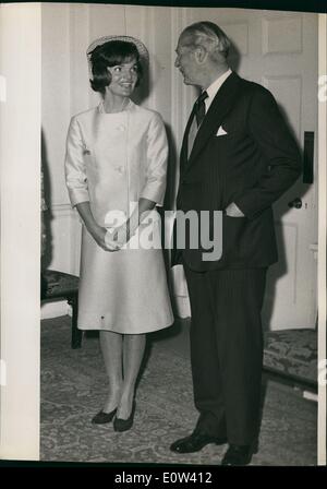 6. Juni 1961 - vor dem Mittagessen Chat: Premierminister Harold Macmillan plaudert mit Frau Jacqueline Kennedy, wie sie für Fotos im Admiralty House, London, heute, 5. Juni, kurz bevor das Mittagessen gegeben von der Macmillan zu Ehren von der Kennedy posierte. Der Präsident zahlt einen informelleren Besuch in London, nach seinem Wochenende Gesprächen mit Herrn Khrushchev in Wien. Stockfoto