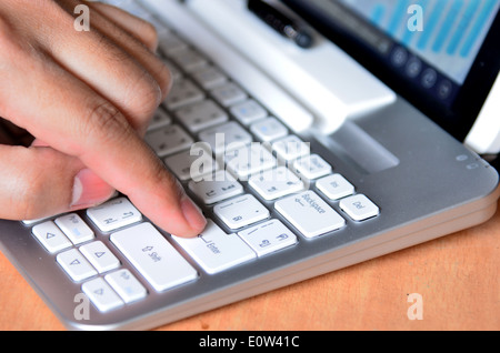 Männlichen Händen tippen auf der Computertastatur Stockfoto