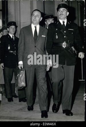 6. Juni 1961 - erschien abgesetzt zur gleichen Zeit als Generäle Maurice Challe und Andre Zeller, der Ex-General Pierre Frömmler heute vor dem Militärgericht zu beurteilen. Bigot, ein general, der Air Force befehligte die 5. Luftaufnahmen Bereich--Algerien und der Sahara. Hier ist er abgebildet, der Justizpalast angekommen. Stockfoto