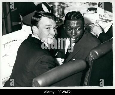 4. April 1961 - World Lightweight Champion Joe Brown trifft Herausforderer Dave Charnley am Mittagessen: Joe Brown, der leichtgewichtige-Champion der Welt, kam heute in London zu verteidigen ist Titel gegen Dave Charnley und der British Empire Leichtgewicht im Earls Court am 18. April., beide Boxer trafen einander an einem Mittagessen im Isow Restaurant, Brauer-Straße, heute. Foto zeigt Dave Charnley und Joe Brown zusammen gesehen, während das Mittagessen heute. Stockfoto