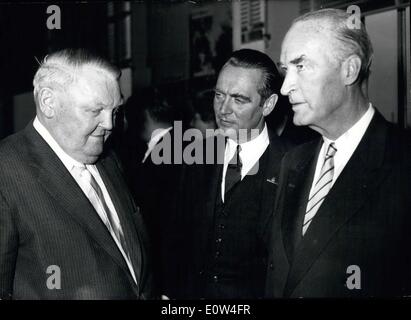 4. April 1961 - wurde die erste Sitzung des Krupp-Vertretungen im Ausland am 25. April das erste Treffen der Krupp-Vertreter im Ausland von Alfried Krupp von Bohlen Und Halback in Essen (ALFRIED KRUPP VON BOHLEN und HALBACH) eröffnet. Abdul 24 vertreten in 54 Ländern waren bei diesem Treffen, an dem Minister der Wirtschaft Ludwing Erhard eine Rede hielt. OPS: (von links nach rechts) Wirtschaft Ludwig Erhard, autorisierte Krupp-Agent Berthold Beitz (BERTHOLD BEITZ) und Alfried Krupp von Bohlen Und Halbach Stockfoto