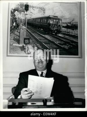 6. Juni 1961 - Dr. Beeching nimmt über.: Dr. Richard Beeching heute übernimmt Vorsitz der British Transport Commission. Das Foto zeigt Dr. Richard Beeching abgebildet an seinem Schreibtisch am Sitz britischen Transport-Kommission heute Morgen. Stockfoto