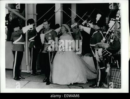 6. Juni 1961 - vermählten Herzog von Kent: The Duke of Kent wurde in York Minster heute zu Miss Katherine Worsley, Tochter von Sir William und Dame Worsley verheiratet. Viele britische und ausländische Royals besuchte. Foto zeigt The Duke of Kent, tragen das Zeremoniell einheitlich sein Regiment, The Royal Scots Greys - und seine Braut, statt von Offizieren des Regiments - nach der Zeremonie heute verlassen York Minster unter einem Arhcway Schwerter. Stockfoto