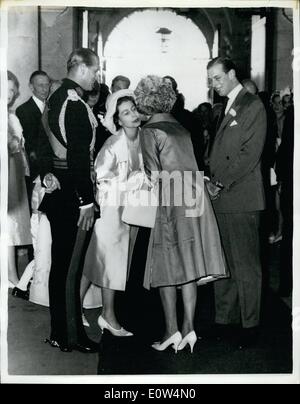 6. Juni 1961 - Herzog von Kent heiratet Katherine Worsley.: H.R.H The Duke of Kent heiratete in York Minister heute zu Miss Katherine Worsley, Tochter von Sir William und Lady Woreley. Viele britische und ausländische Royals besuchte. Der Herzog von Ken trug die zeremonielle Workwear-seines Regiments, The Royal Scots Greys. Foto-Shows.: The Queen H.M küsst die Braut nach dem Empfang in Hovingham Hall, in der Nähe von York stattfand. Schauen auf auf der rechten Seite. ist der Bräutigam, der Herzog von Kent, und auf der linken Seite, die Königin ein Ehemann, der Herzog von Edinburgh Stockfoto