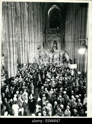 6. Juni 1961 - der neue Erzbischof von Canterbury: die Inthronisation der meisten Reverend und Hon. Arthur Michael Ramsey als Erzbischof von Canterbury fand in der Kathedrale von Canterbury am Nachmittag. Er ist der 100. Erzbischof von Canterbury und der 9. Erzbischof von York nach Canterbury übersetzt werden. Foto zeigt einige der Dignitaties, die im heutigen Umzug Zeremonie in den alten und Reifen Wände der Kathedrale teilgenommen. Sie bewegen sich in einer feierlichen Prozession nach unten das Kirchenschiff, das West-Tor. wo vor viertausend Menschen in der Sonne für einen Einblick in den neuen Erzbischof gefräst. Stockfoto