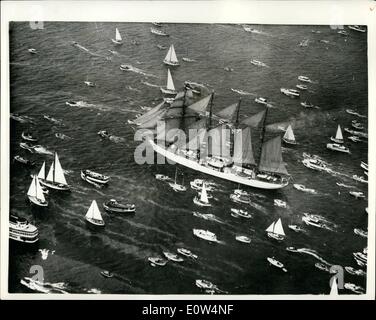 6. Juni 1961 - Down To The Sea In Schiffe: Tausende von Menschen überfüllt Sydney Harbor, Australien, eine mitreißende Abschied verleihen dem 308 ft lange chilenischen Schulschiff, Esmeralda. Das schöne weiße Schiff wurde begleitet von alles, die schweben würde, racing-Yachten, Kreuzer, Faser Glas Runabouts, schmutzigen Trawler und sogar Surfbretter. Foto zeigt dies war die Szene, wie das Esmeralda für das Meer mit allen 26.910 sqft der Leitung Segeln ganz eingestellt, und alle Mann an Deck, mit einigen von den Hunderten von Handwerk, das ihr am laufenden Band begleitete bis ein kompliziertes Muster von weißen Wake. Stockfoto