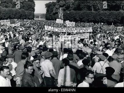 6. Juni 1961 - Bauern Demonstrationen verteilt.: eine neue Demonstration von Bauern fand in Dourdan, im Département Seine und Cise Tag. Foto zeigt eine Gesamtansicht der Demonstration. Stockfoto