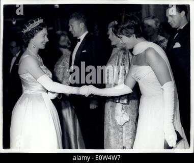 28. April 1961 - die Queen und Prinz Philip besuchen Welt Premiere Of The Film '' The Guns Of Navarone'': HM The Queen schüttelt Bands mit griechischen Schauspielerin Irene Papas, einer der Stars des Films. Stockfoto